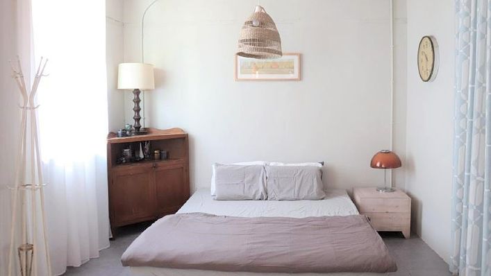 棲仙創辦人 Sophie 大地色調的簡約臥室，以淺米色與大地色系共譜輕快的小調（圖／《三采文化》提供）