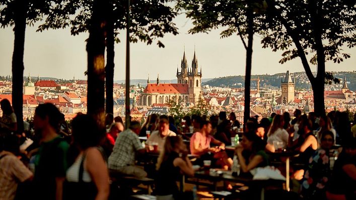 從 Letná beer garden 的戶外座位區，可以清楚地眺望布拉格熱鬧的老城。