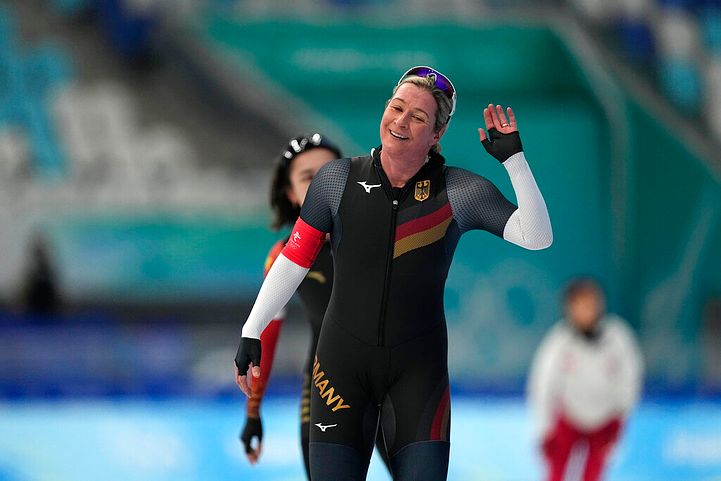 北京冬奧：49歲德國選手 Claudia Pechstein 達成八度出戰奧運的目標後笑開懷。（美聯社）