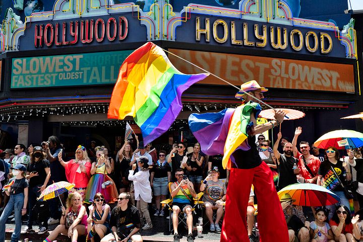 洛杉磯同志驕傲遊行，好萊塢大道上，一位高蹺舞者揮舞著彩虹旗。LGBT（AP）