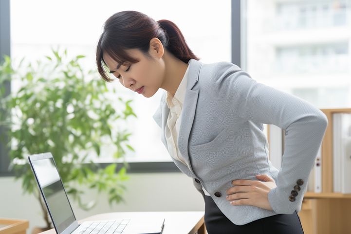 久坐是現代人的通病，職場女性更是時常忙碌到無法自座位抽離，久坐除了會造成肌肉不適外，同時也會加速肌肉流失。(圖片提供：Photo AC)