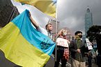俄羅斯入侵烏克蘭以來，多國民眾在莫斯科駐台代表處前自發聚集抗議。（美聯社）