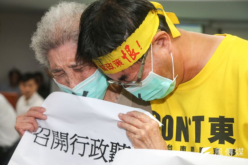 2016年反台南鐵路東移團體都委會抗議,自救會陳致曉擁著年邁的母親陳蔡信美痛哭。(資料照,陳明仁攝)