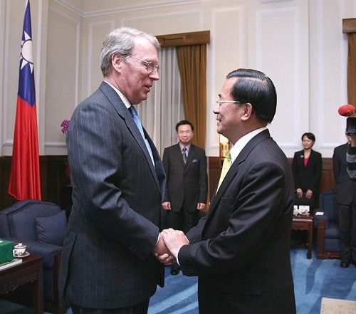 2002年陳水扁政府為維持台美關係,曾對阿富汗進行人道救援。圖為薄瑞光(左)、陳水扁(右)。(取自總統府)
