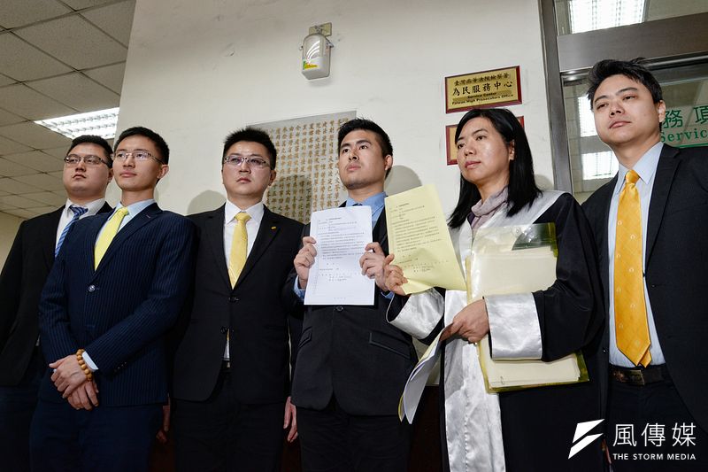 喧騰一時的王炳忠(右三)等人涉及配合中國在台發展組織案件,法院一審判無罪,檢方不服上訴。(資料照,甘岱民攝)