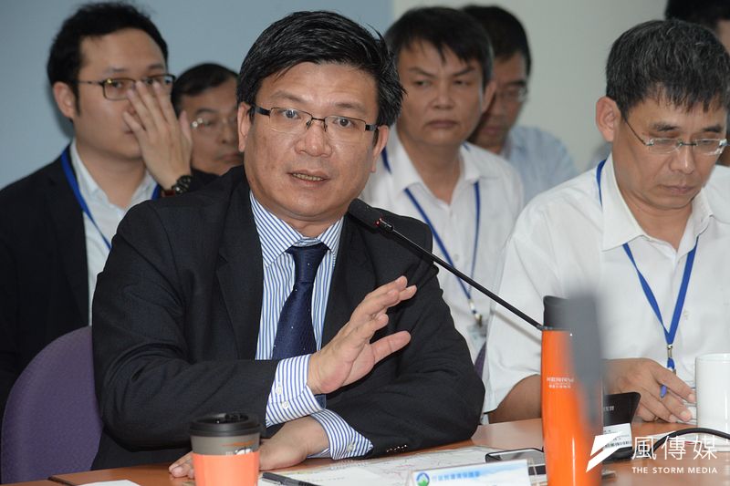 經濟部次長曾文生曾在中油觀塘案環評大會中承諾,會提出對藻礁影響最小的方案,他這次也因為藻礁公投裡外不是人。(資料照片,甘岱民攝)