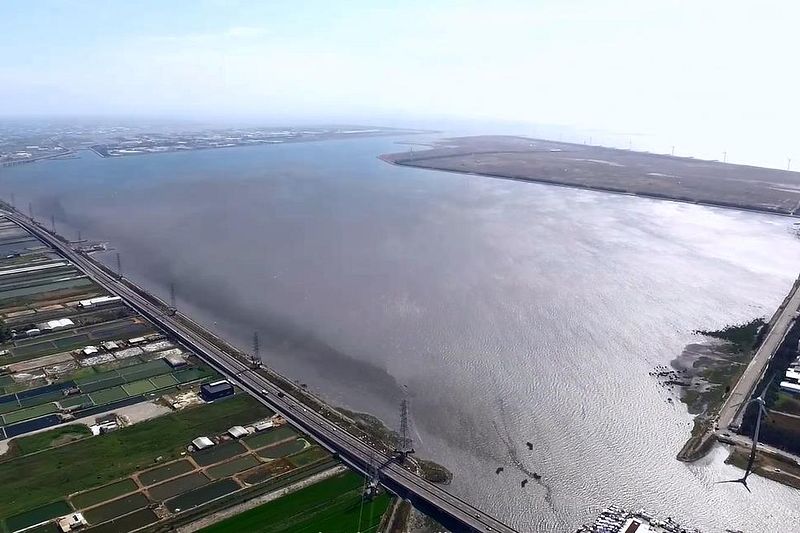 彰濱崙尾東屬於新興造地開發形態工業區,由經濟部招商出租,供再生能源使用。圖為彰濱綠能專區空拍圖。(取自經濟部工業局)