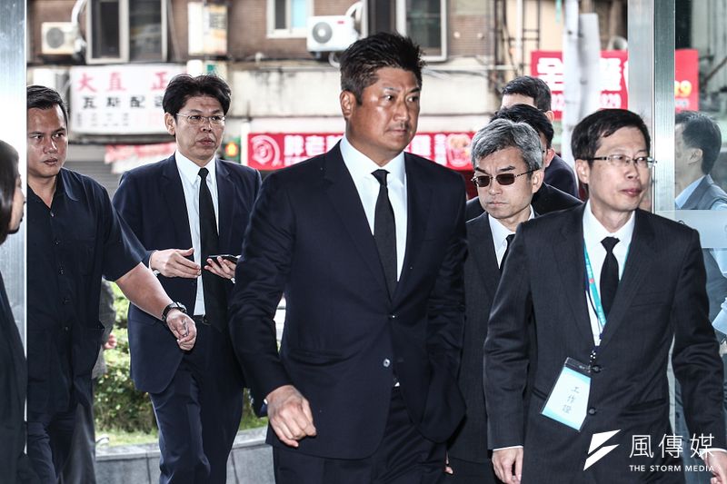 中信金除經營職棒球隊外,中信金大股東、前中信金控副董事長辜仲諒(中)近期更聯手國揚打造新職籃聯盟,和PLG互別苗頭意味濃厚。(資料照,蔡親傑攝)