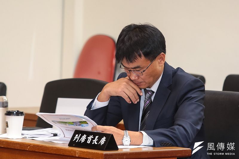 今年828公投恐成執政核彈,蔡英文政府積極尋求拆彈。執政高層形容農委會主委陳吉仲(見圖)「是全民進黨那隻壓力最大的怪手。」(資料照,顏麟宇攝)