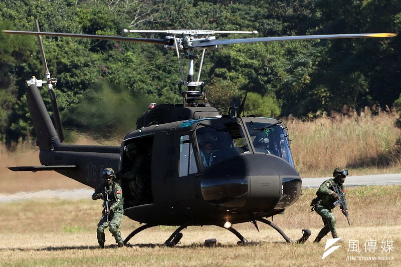 在台服役超過半世紀的UH-1H,去年底正式從台灣的天空除役,但國軍和內政部仍有相當具機動性的各型直升機,繼續在台灣這塊土地上執行勤務。(蘇仲泓攝)