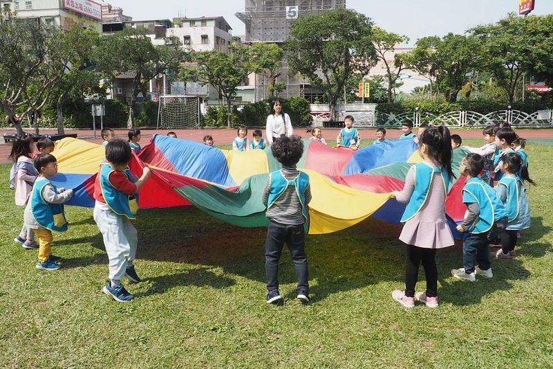 根據主計總處今年5月最新調查,「教育業」受雇勞工不分年資、學歷高低,整體平均經常性薪資僅2萬4752元。示意圖,非關新聞個案。(資料照)