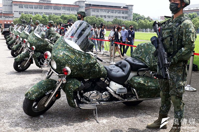 總統蔡英文520就職後,展開國軍部隊視導行程,首戰就來到憲兵指揮部,了解負責首都衛戍作戰任務部隊之一的憲兵快反連整備狀況。這也是該連首度以非國慶閱兵表演的戰備之姿,罕見曝光在外界面前。(資料照,蘇仲泓攝)