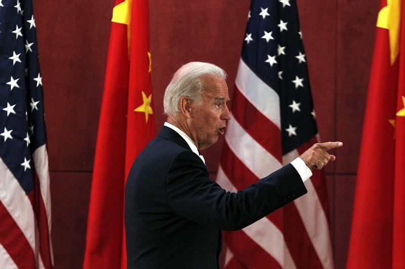 民主黨的美國前副總統拜登若勝選,中國也不會好過,圖為2011年拜登在中國四川大學演說(資料照,AP)