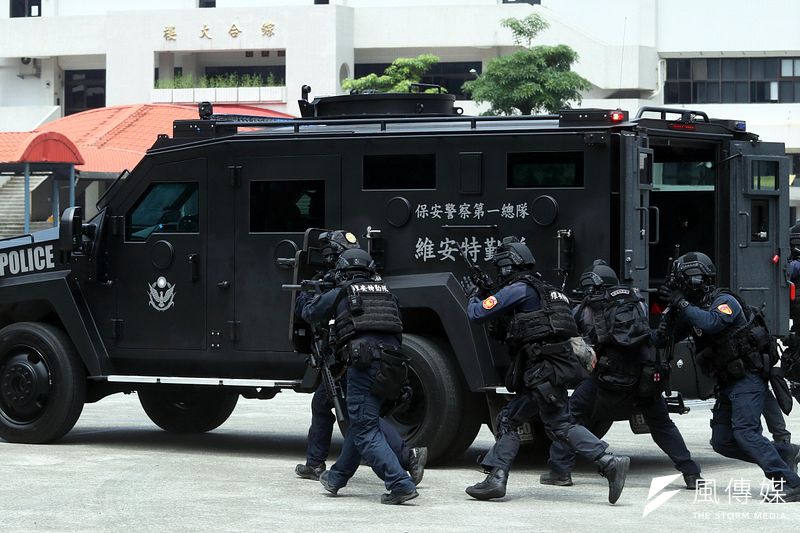 警方在今(11)天上午於維安隊所在的石牌營區,首度對外公開展示新購入的Lenco Bearcat G2輪型裝甲車。(蘇仲泓攝)