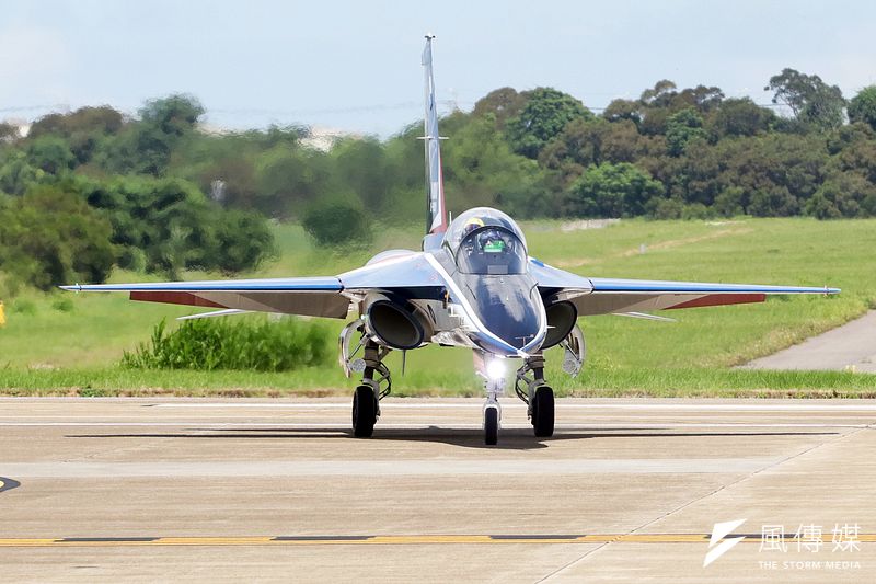 空軍一架F-5E失事造成軍官殉職,F-5型機機齡偏大也引發汰換的討論聲浪,而F-5型其汰換進程則與新式高教機「勇鷹號」(見圖)進度息息相關。(蘇仲泓攝)