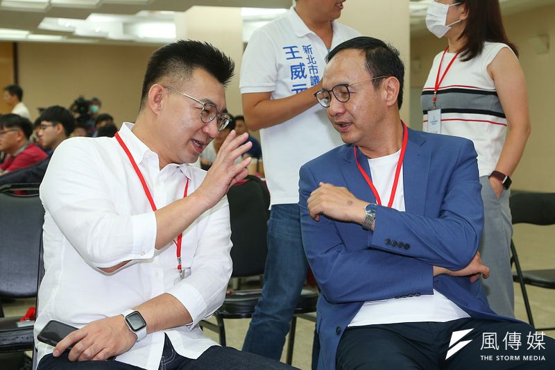 國民黨內許多人高度憂慮,太過激烈的黨主席選舉將讓選後國民黨內傷難癒,甚至對2022年縣市長選情造成負面衝擊。圖為國民黨主席江啟臣(左)與新北市前市長朱立倫(右)一同出席活動。(資料照,顏麟宇攝)