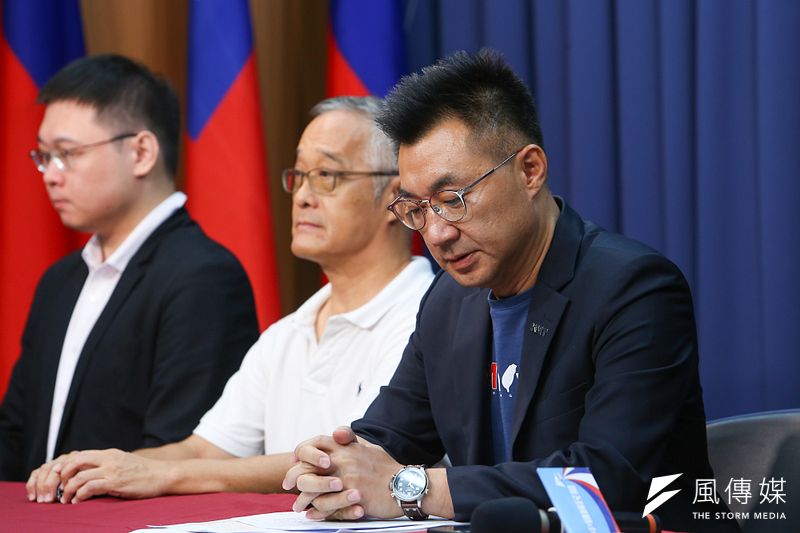 在地方派系、要角支持薄弱的國民黨主席江啟臣(右),盼能藉由8月公投大戰,拉抬國民黨主席選情。(資料照,顏麟宇攝)