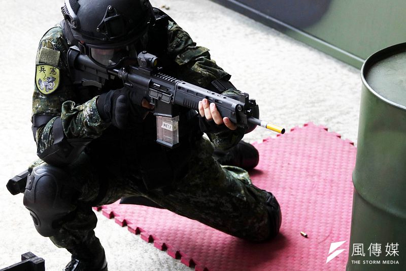 首都憲兵近年在勤務服裝、武器裝備上有多項精進、變化,其中又以總統府憲兵營為這幾篇革新的縮影。圖為憲兵展示應用射擊科目,步槍上裝有紅點瞄具。(資料照,蘇仲泓攝)