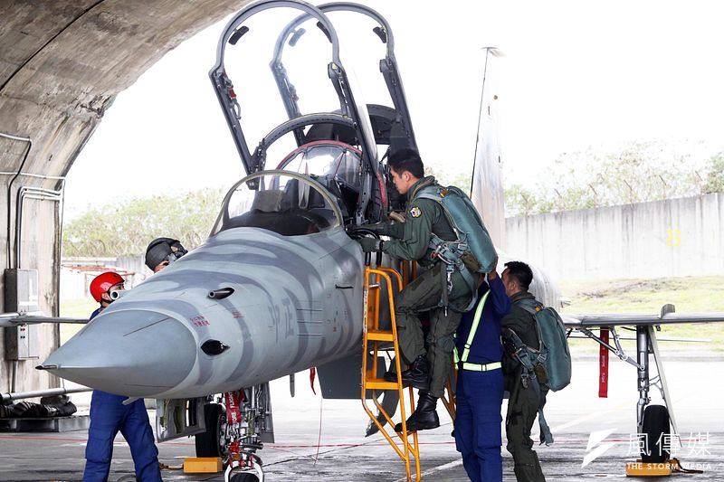 共機近來擾台頻率再次升溫,讓我方空軍、地勤人員(見圖)疲於奔命。國防部日前為此大動作召開記者會說明共軍動態,除搶奪話語權外,恐也代表恐海空情勢確越趨於緊張。(資料照,蘇仲泓攝)