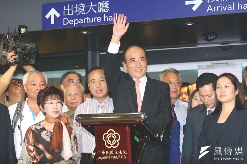 王金平(中)回國在機場回應馬英九的攻擊。(柯承惠攝)