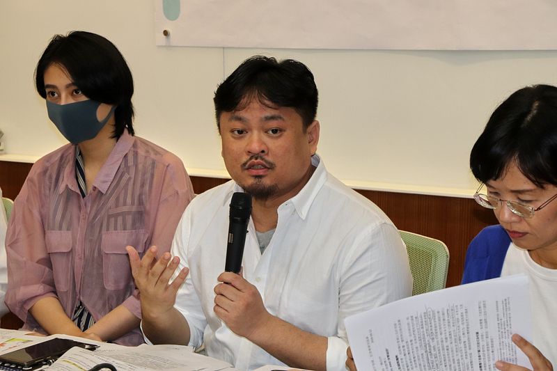 中央打炒房手段頻頻,盤點監察院財產申報名單,朝野許多立委至今仍是無殼蝸牛一族,如執政黨的民進黨立委洪申翰(中)、賴品妤(左)等人名下皆無房產。(資料照,洪申翰國會辦公室提供)