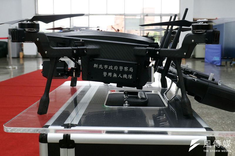 新北市日前舉行「無人機隊」成軍典禮、台南市警察局亦成立無人機管制台,隨著警方操作無人機協助執勤的情況越來越多,能夠補足視角不足的無人機越來越受到重視。(資料照,蘇仲泓攝)