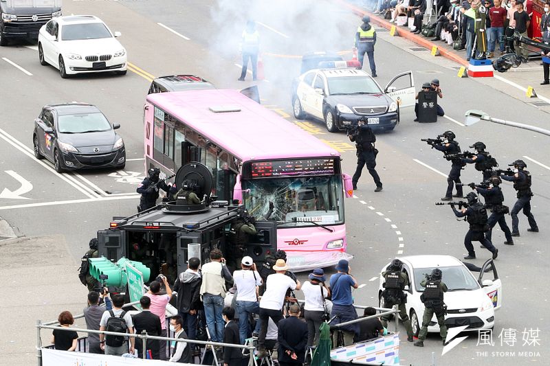 警政署「維安特勤隊」今年在國慶大會帶來精彩的反劫車演練,透過地空戰術包圍歹徒而後將之殲滅、順利解救人質。(蘇仲泓攝)