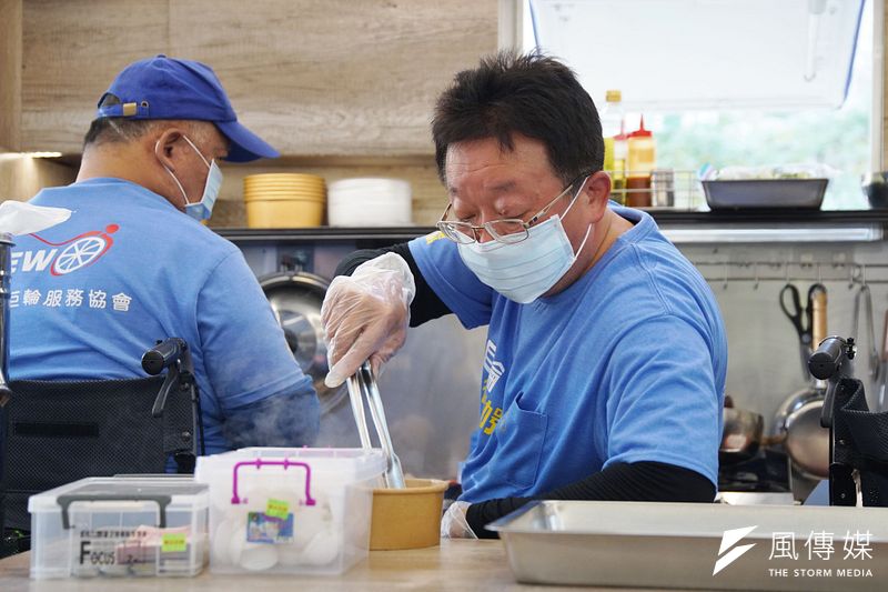 「有些人看我們殘障沒辦法,其實我們都有辦法!」曾有網友嗆他們「狗屁,殘障做什麼餐」,甚至有路人質疑夥伴是「假殘障」、公然踢他腳,但他們做到了,就算雙腳不能自由行動,也能用雙手養活自己...(盧逸峰攝)