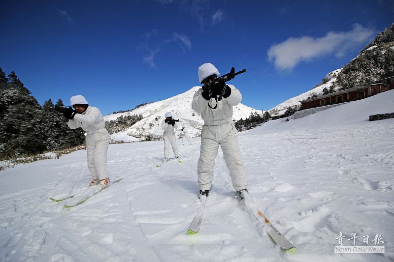 國軍僅少部分特戰單位或高山站台警衛部隊,有雪地或高寒地執行作戰任務需求。近年曾曝光在海拔高度3000公尺以上的武嶺營區的「高寒地作戰師資班」,官兵要學習如何操作雪橇,進而能夠身背步槍,進行武裝滑雪。(取自青年日報)