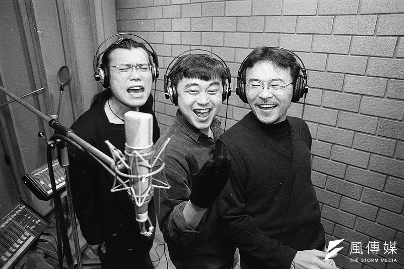 1990年代初,新起的音樂創作者帶來多元豐富的流行音樂,也出現引領大眾文化的新星,圖左起為伍佰、陳昇、黃連煜。(符鼎偉攝)
