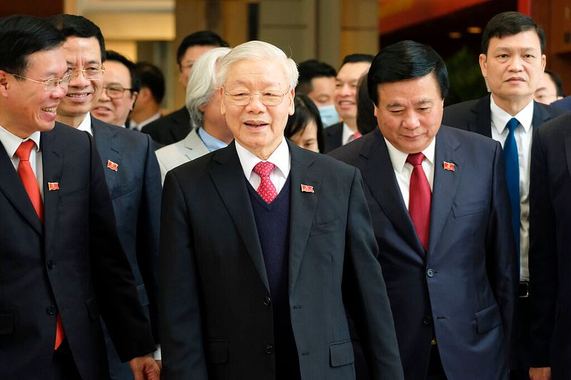 越南共產黨第13次全國代表大會(越共13大)期間,越南國家主席兼越共總書記阮富仲與黨代表交談。(AP)