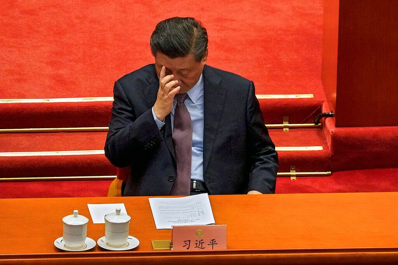 2021年3月,中國人大、政協「兩會」登場,習近平桌前的兩個茶杯成為焦點。(美聯社)