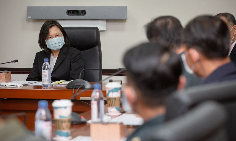 總統蔡英文上月突襲「國防安全研究院學官結業典禮」,讓現場學官措手不及。然而,在這看似突然視導的背後,同時突顯了蔡對「軍方智庫」的重視。(取自總統府網站)