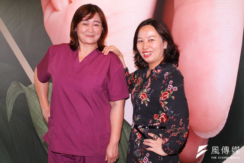 桃園紫莉幸孕莊園有別於許多企業,過半員工都是中高齡就業者。桃園紫莉幸孕莊園創辦人黃騏蔓(右)表示,工作安排完全無關年齡,而重新投入職場的護理師景翠蘭(左)和黃騏蔓可說是一拍即合。(蔡親傑攝)