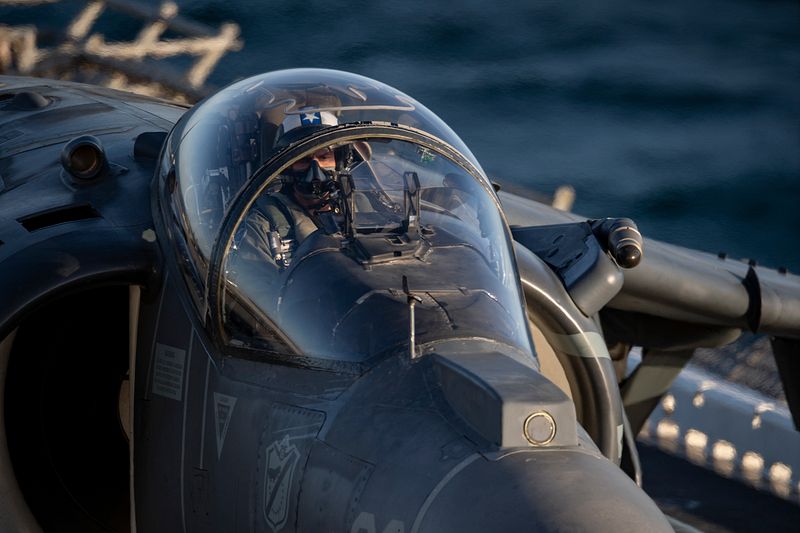 美軍「埃塞克斯號」(USS Essex,LHD-2)兩棲攻擊艦上的AV-8B攻擊機。(美國海軍官網)