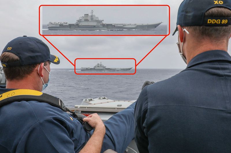 美國海軍日前發佈的照片顯示,美軍的馬斯廷驅逐艦4日在台灣東面海域近距離跟監中國人民解放軍的遼寧艦,馬斯廷號的艦長甚至翹著腳遠眺共軍航母。(美國海軍官網,風傳媒將遼寧號格放後製)