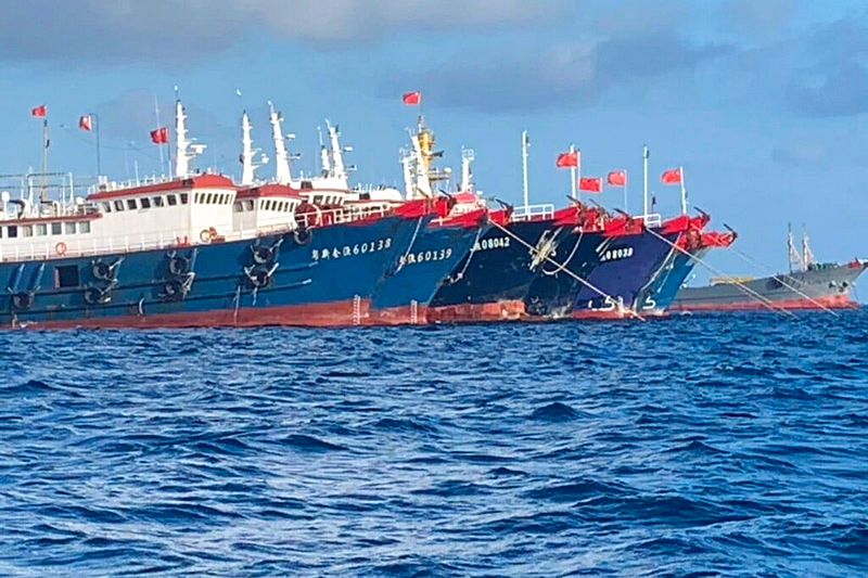 被認為是「海上民兵」的中國漁船盤據牛軛礁海域不願離開,引發中菲關係緊張。(美聯社)