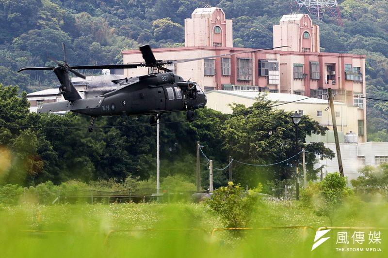 國軍演訓被指偏離事實且流於形式,軍方對此進行調整,在漢光演習之餘執行「戰備任務訓練」,透過現地實做方式,讓官兵真正了解戰時任務和所在位置。圖為戰備任務訓練期間,陸航直升機在營外實施熱加油作業。(蘇仲泓攝)