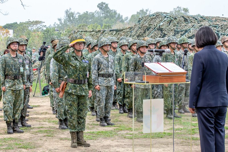 國軍兵役制度歷經多次變革,現僅剩4個月的軍事訓練役;這也讓外界始終對軍訓役能否完備從單兵戰技,到清楚戰時自身被賦予的任務等基本戰力存有疑慮。(總統府flickr提供)