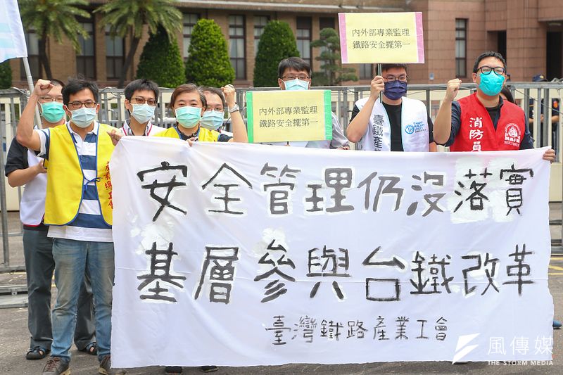 台鐵工會對於攸關台鐵公司化的草案被火速送出立院委員會感到不滿,決定在五一勞動節發動不加班運動。(資料照,顏麟宇攝)