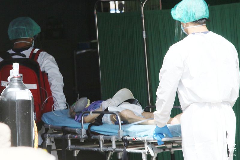 國內新冠肺炎確診者致死率偏高和DNR簽署有無關係,近來爭議再起。示意圖,救護車送病患至急診室。(資料照,柯承惠攝)