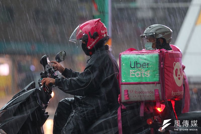 三級警戒期間民眾大量使用外送服務,但高風險的外送員卻仍未列入疫苗優先接種順序。(資料照,顏麟宇攝)