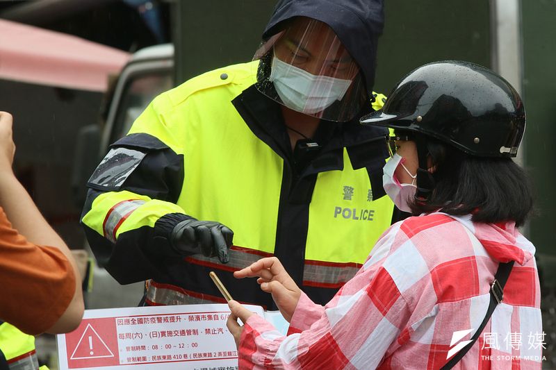 為防堵新冠肺炎疫情,各地方政府將加強市場管制,圖為民眾以手機QR-code實聯制進市場採買,員警在出入口管制人流。(柯承惠攝)