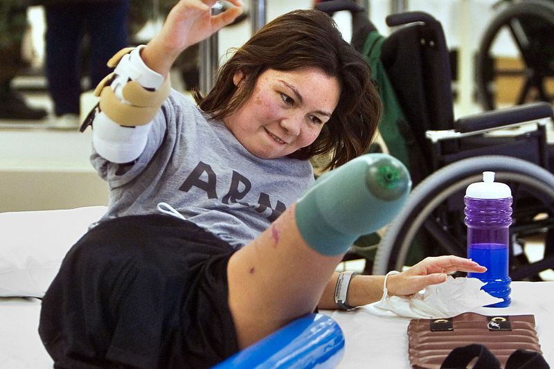 2005年1月21日,在戰爭中失去雙腿的達克沃斯(Tammy Duckworth)回到華盛頓特區的陸軍醫療中心進行復健。(美聯社)