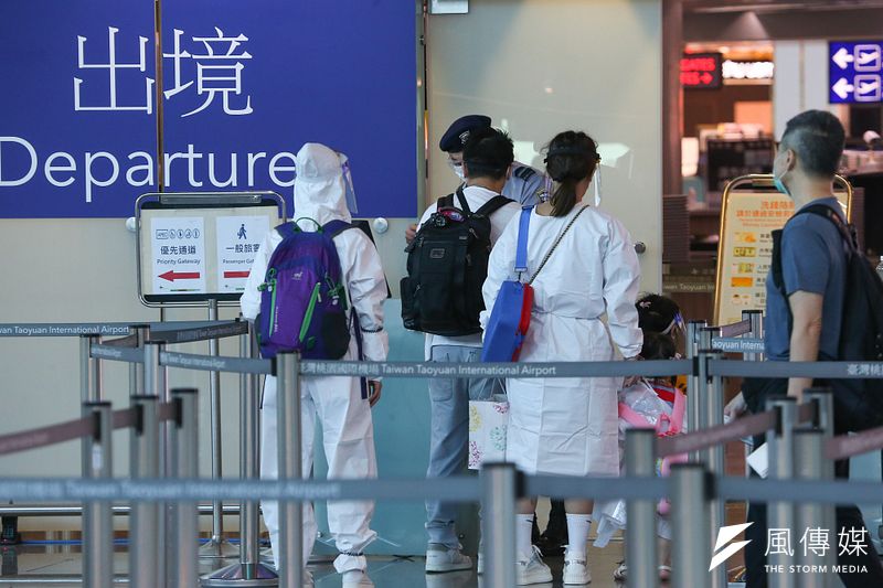 本土疫情趨緩,但新冠肺炎仍持續肆虐全球,針對邊境控管政策是否鬆綁,疫情指揮中心至今仍未有定案。示意圖。(資料照,顏麟宇攝)