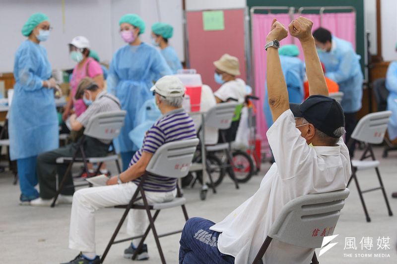 國內新冠防疫政策從「清零」逐漸走向「共存」之時,高齡者疫苗覆蓋率仍不夠高,是疫情變化最令人擔心的問題。(資料照,顏麟宇攝)