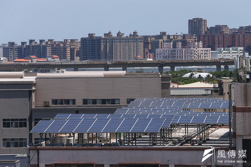由於太陽能等再生能源發電「看天吃飯」的特性,必須以儲能設備配合才能穩定供電。(資料照,顏麟宇攝)