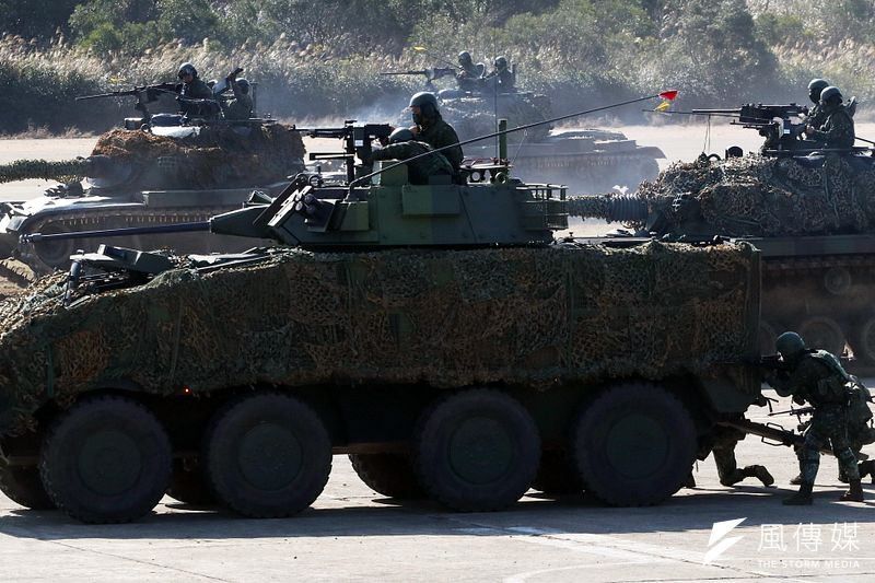 國防部長邱國正日前證實,為強化國軍聯戰效能,軍方有意以「作戰區」取代陸軍「軍團」、「防衛部」等編銜;但隨著新一波國軍高層人事異動,相關政策似出現變數。圖為三戰區裝甲部隊執行步戰協同演練。(資料照,蘇仲泓攝)