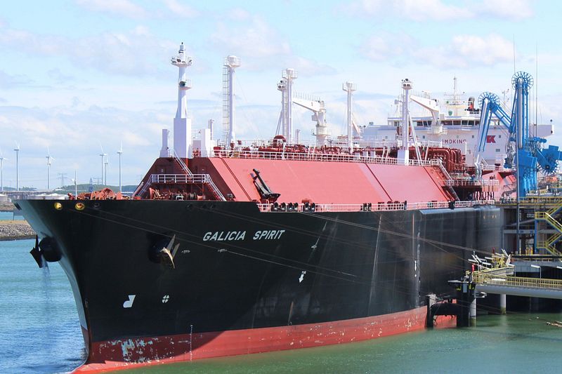 台灣天然氣安全存量僅11天,若解放軍長時間封鎖台海,導致運送天然氣船隻不得抵台,電力供應將出現缺口。圖為義大利埃尼集團液化天然氣船。(台灣中油提供)