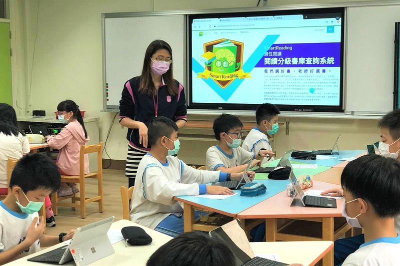 政府編列大筆預算為學生添購平板電腦,卻沒有配置足夠的維護人力。示意圖。(資料照,新北市教育局提供)